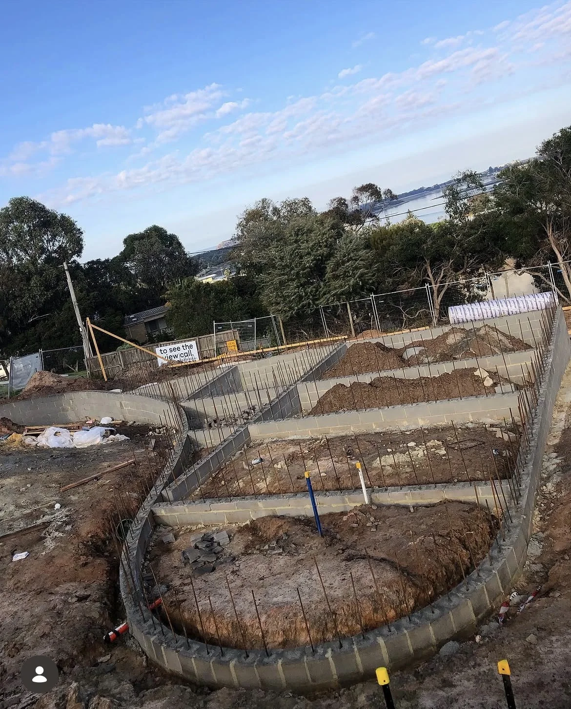 Curved blockwork foundations and retaining walls